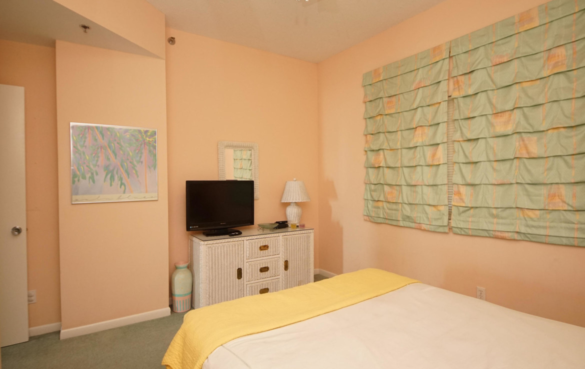 25-TOPS'L-Beach-Manor-Unit-C-308-Bedroom