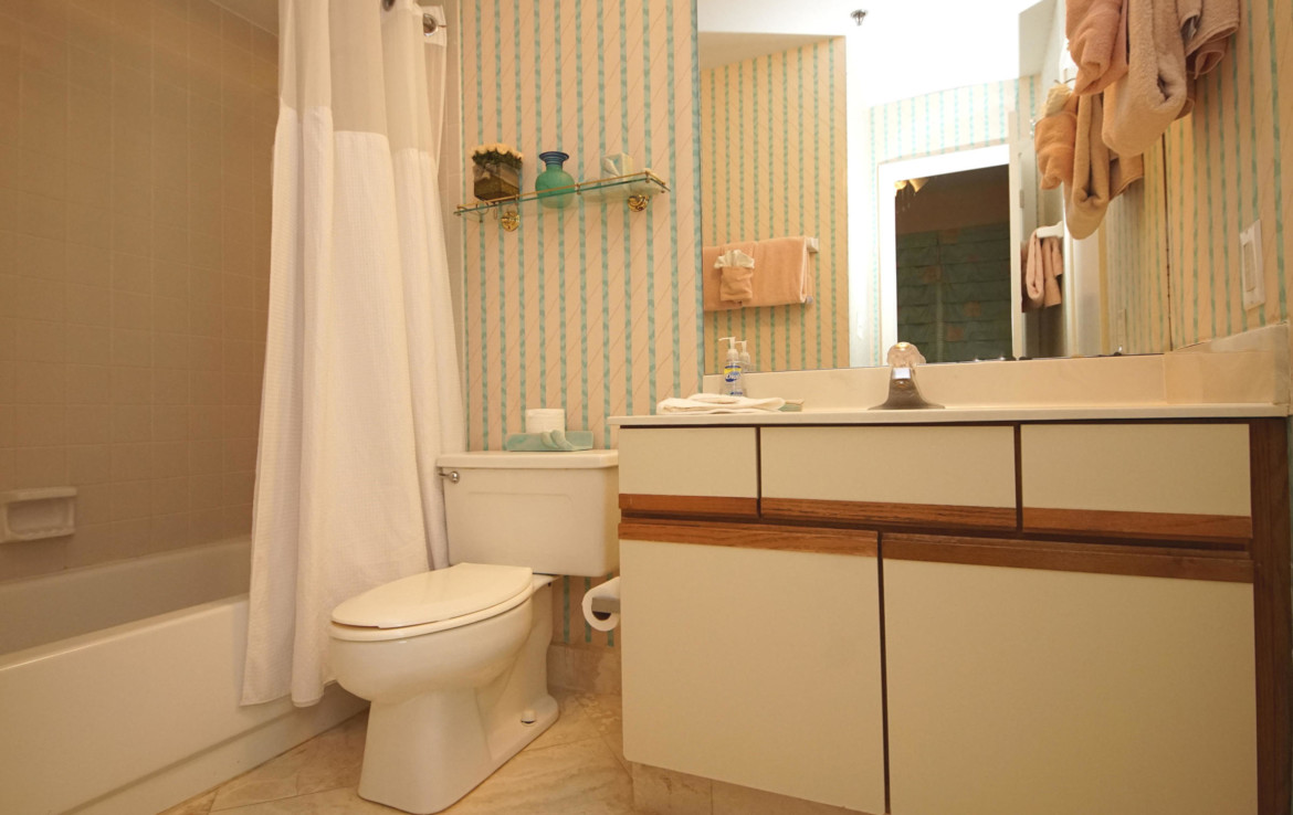 27-TOPS'L-Beach-Manor-Unit-C-308-Bathroom